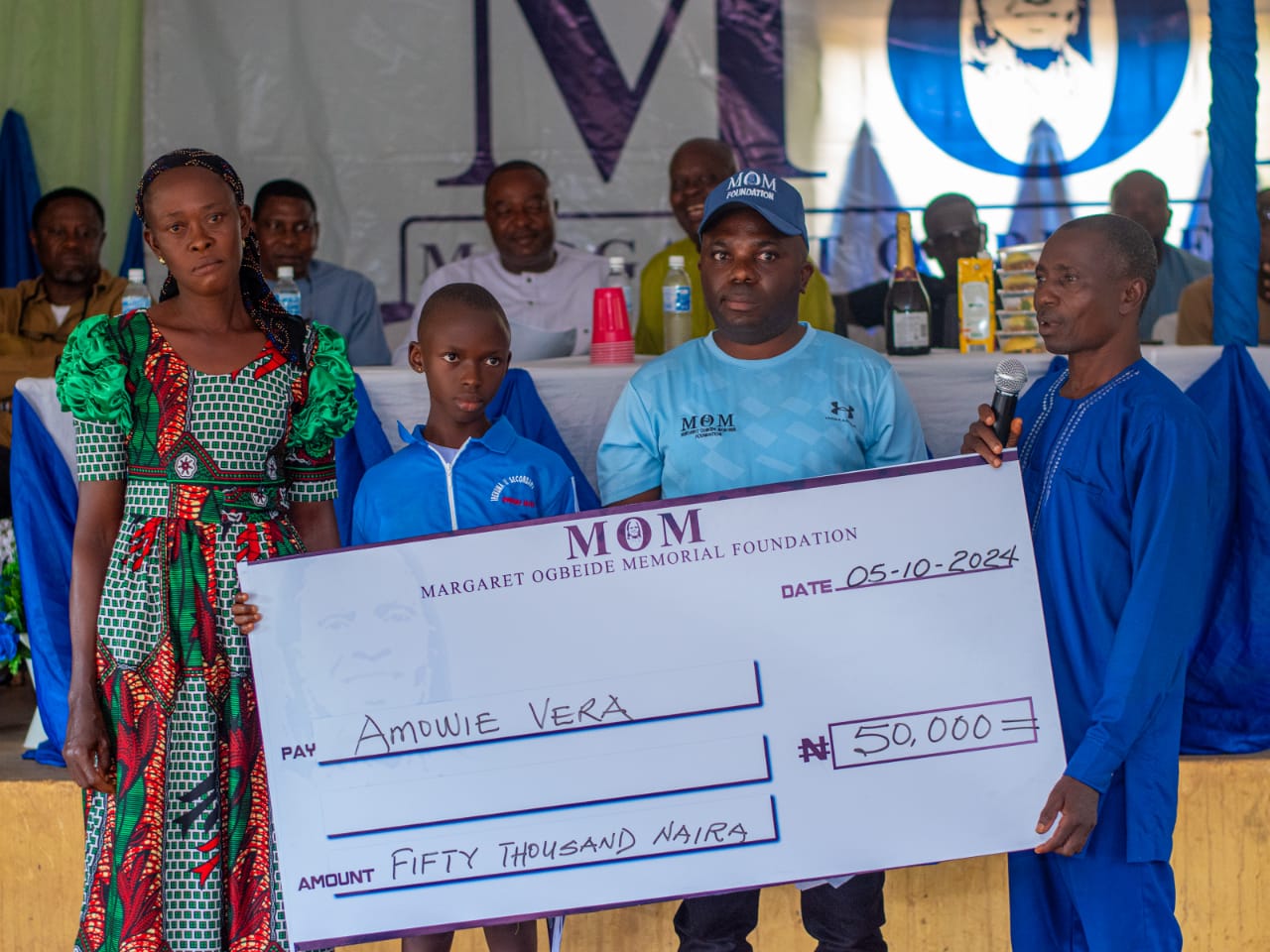 President General of ACU President General of ACU, Pastor Onyeibe presenting cheque to an Awardee
