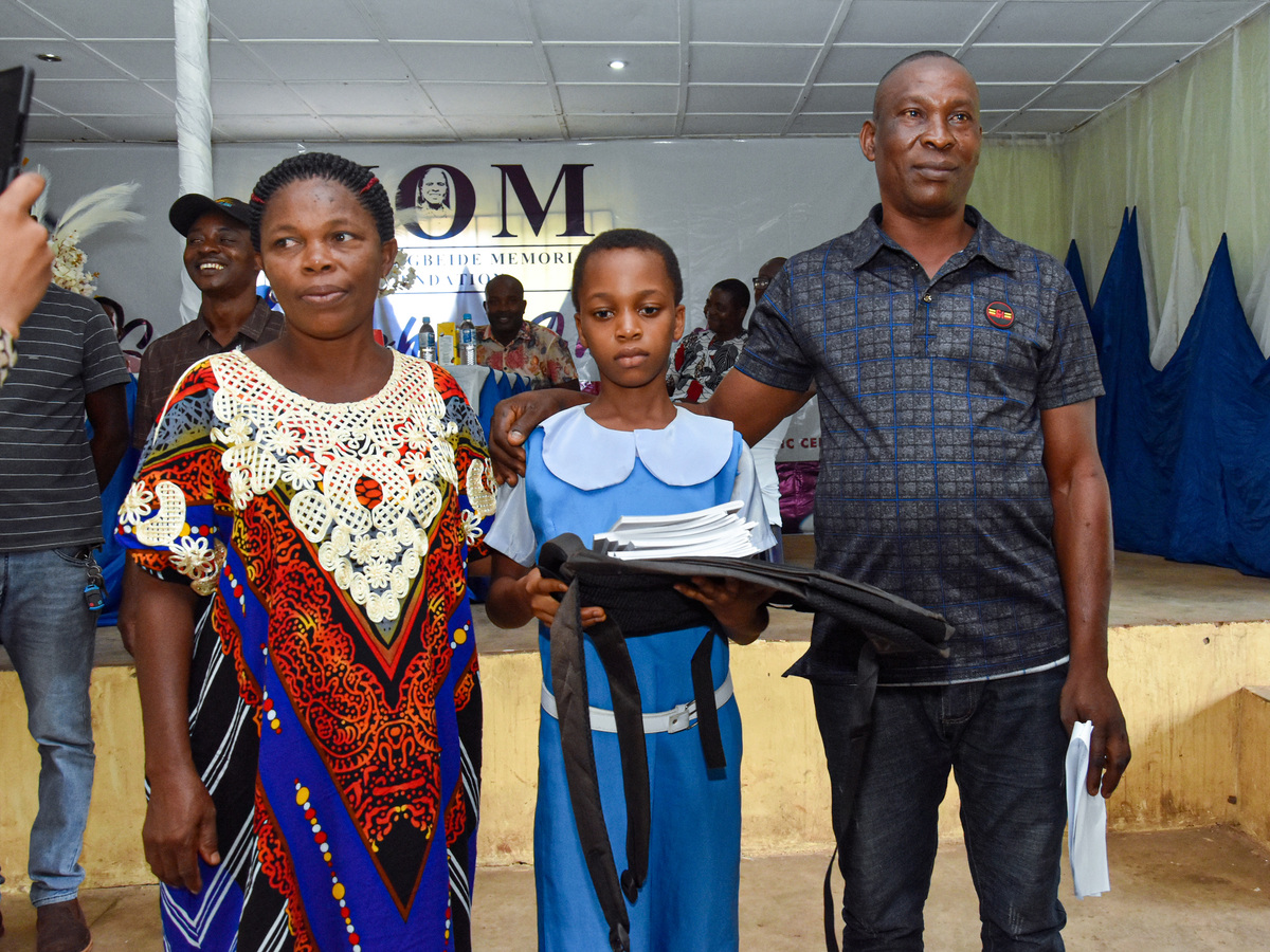 Parents of Student with Textbooks Parents of student with textbooks